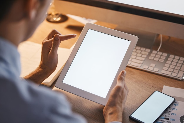 Maquette d'écran de tablette et mains d'homme dans la recherche de marché boursier de nuit et fintech sur l'application numérique Investissement dans le site Web et homme d'affaires avec la technologie Web 30 et l'analyse logicielle maquette