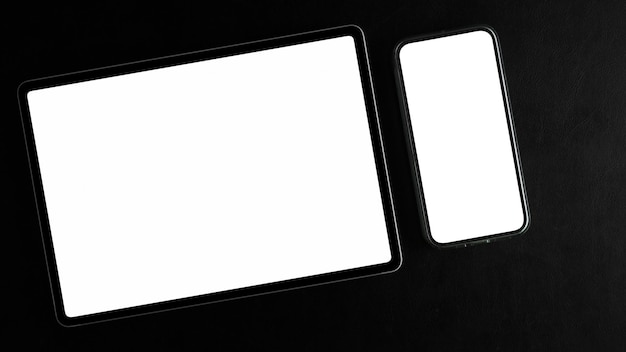 Maquette d'écran vierge de l'ordinateur tablette et du smartphone sur fond noir