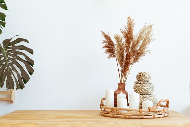 Maquette élégante avec des fleurs sèches d'automne beige, concept d'automne. Arrière-plan minimal de nature morte à la maison.