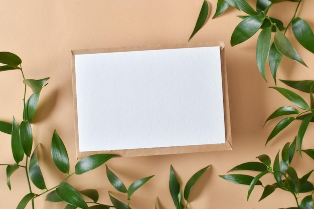 Une maquette d'une enveloppe kraft avec une feuille de papier blanche et des œufs EcoEaster Zéro déchet Lifestyl