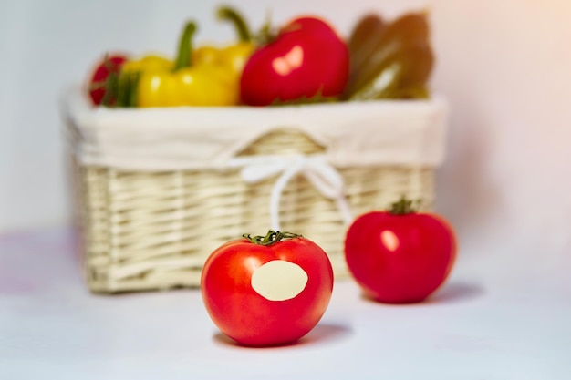 Maquette d'étiquette de consommation ou d'étiquette de produit neutre en carbone sur la tomate Panier de légumes