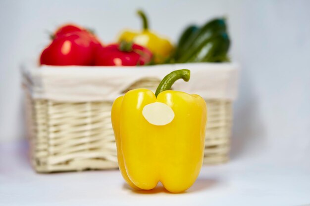 Maquette d'étiquette sur le poivron close up Produit autocollant pour le texte ou le prix Panier de légumes