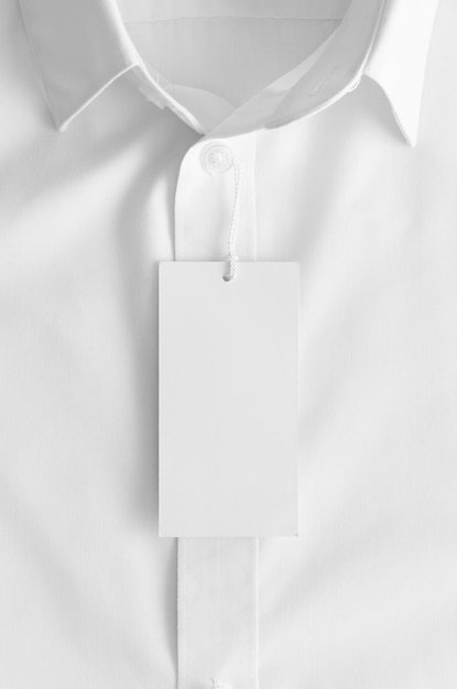 Maquette d'étiquette de vêtements blancs sur une chemise blanche