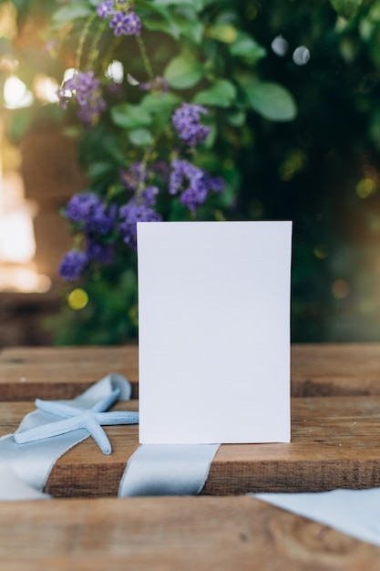 maquette d'une feuille de papier, d'une invitation à des vacances, d'une carte de voeux ou d'une lettre, contre le bac