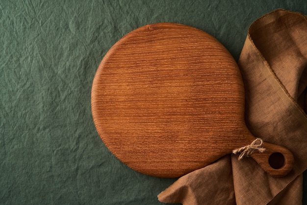 Maquette de fond de nourriture avec planche à découper en bois ronde