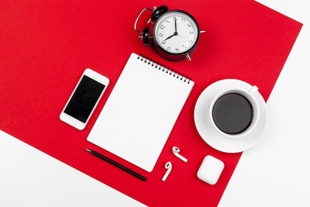 Maquette avec fond avec smartphone en rouge vif