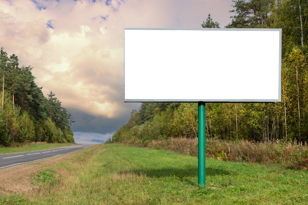 Maquette Grand panneau d'affichage blanc ou affiche de promotion blanche affichée à l'extérieur contre. Informations promotionnelles pour les annonces marketing