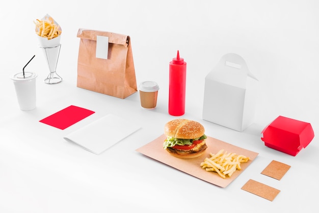 Maquette De Hamburger; Frites; Parcelle; Bouteille De Sauce Et Tasse D'élimination Sur Fond Blanc