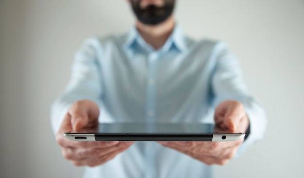 Maquette d'un homme tenant une tablette numérique