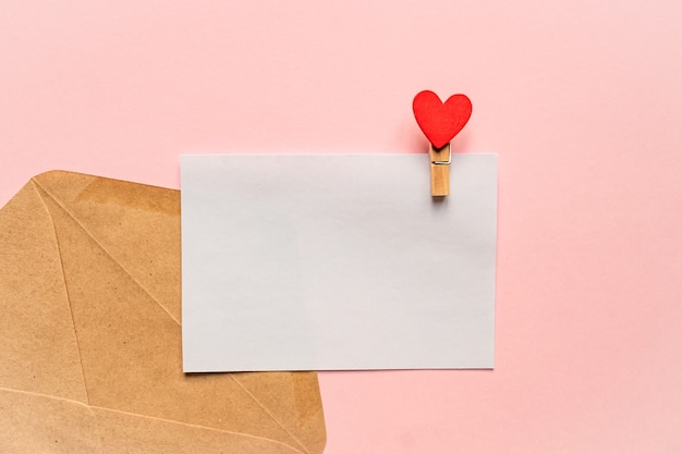 Maquette de lettre d'amour. Carte de voeux avec goupille et coeur rouge