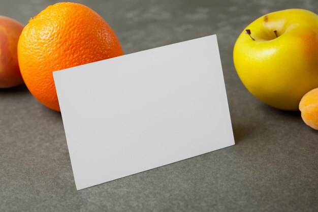 Maquette de livre blanc améliorée par des fruits frais créant un festin visuel au design sain et dynamique