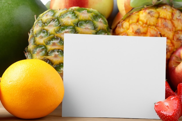 Photo maquette de livre blanc améliorée par des fruits frais créant un festin visuel au design sain et dynamique