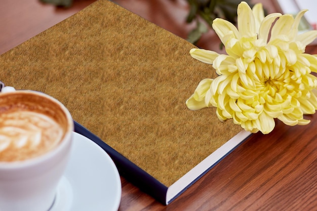 Maquette livre café et fleur Concept de confort du matin d'automne Photo de haute qualité