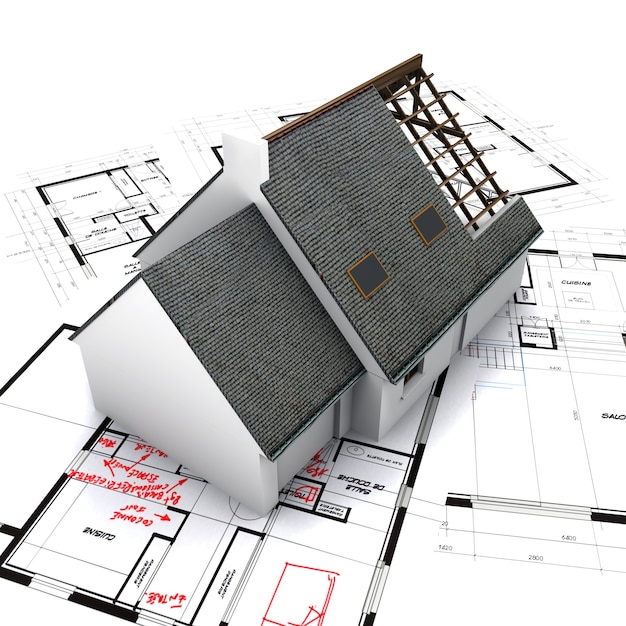 Maquette de la maison au-dessus des plans avec des notes de stylo rouge et des corrections