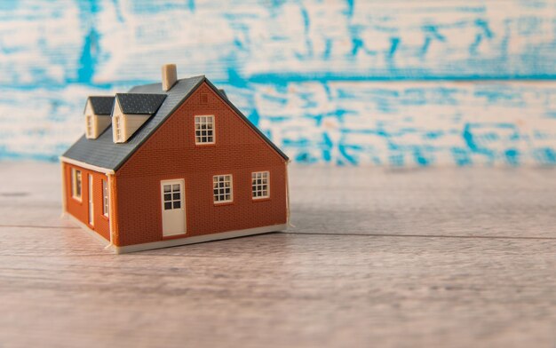 Maquette maison posée sur bois