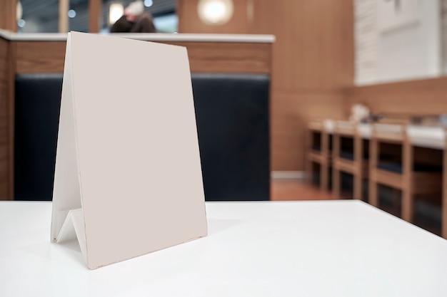 Photo maquette de menu avec une page blanche sur la table