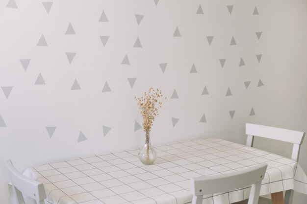 maquette de mur dans un intérieur de cuisine moderne avec une table et une chaise