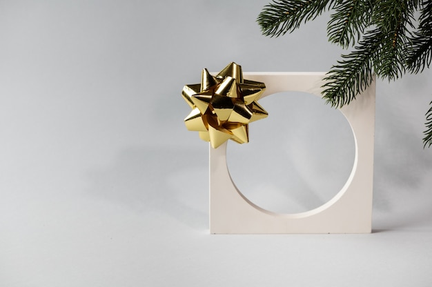 Maquette de Noël avec podium blanc sur fond gris avec décor de Noël. Lieu de présentation des produits de Noël. Podium cosmétique du nouvel an. Publicité de Noël. Maquette du nouvel an.