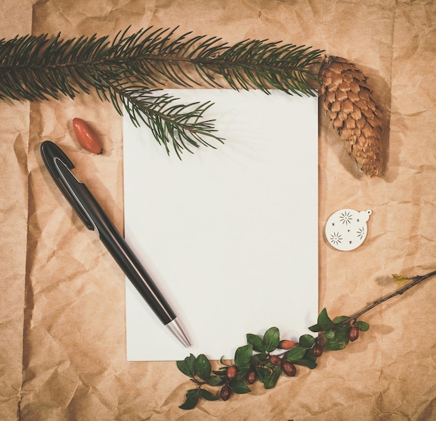 Maquette De Noël Pour Carte Postale Avec Boîte-cadeau En Papier Artisanal De Fruits Secs Jouets De Noël Faits à La Main