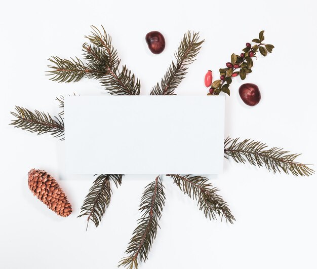 Maquette de Noël pour carte postale avec fruits secs, papier kraft, boîte-cadeau, jouets de Noël faits à la main