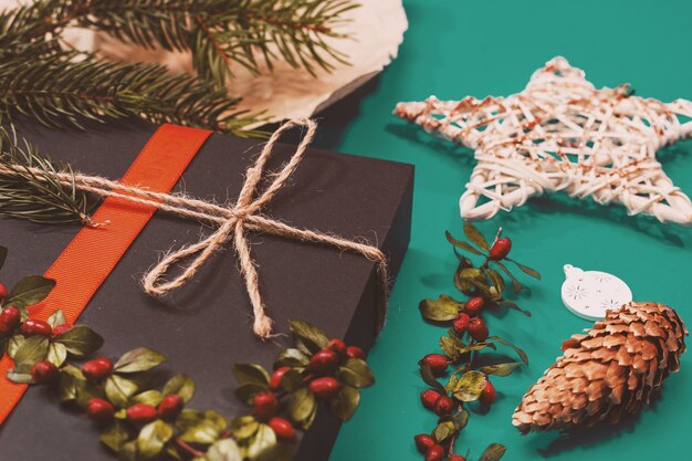 Maquette de Noël pour carte postale avec fruits secs, papier kraft, boîte-cadeau, jouets de Noël faits à la main