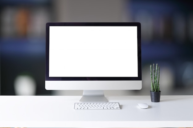 Photo maquette ordinateur pc et cactus sur table.