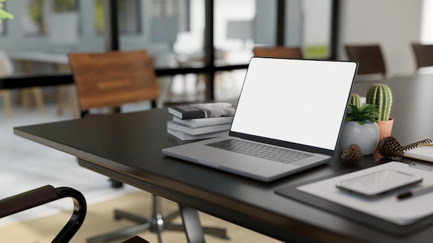 Maquette D'ordinateur Portable Avec Accessoires De Bureau Sur La Table De Réunion Dans La Salle De Réunion Moderne