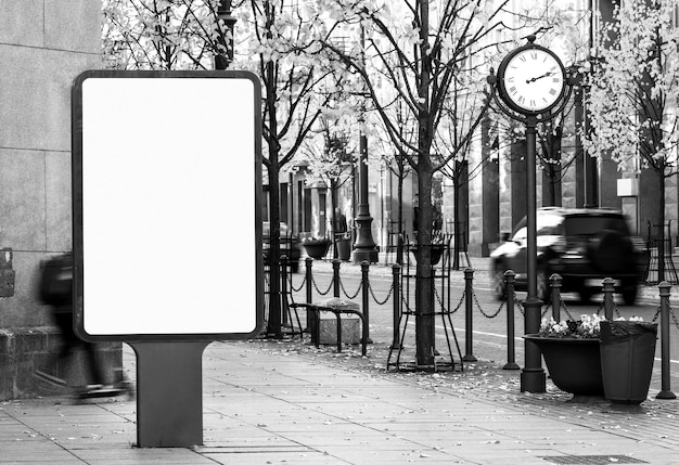 Photo maquette de panneau d'affichage extérieur noir et blanc sur la rue de la ville