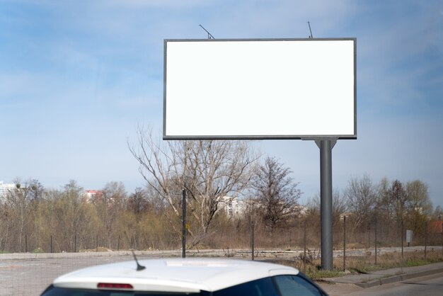 Maquette de panneau d'affichage vierge pour la publicité, fond de rue de la ville. Panneau d'affichage vierge prêt pour une nouvelle publicité sur la route