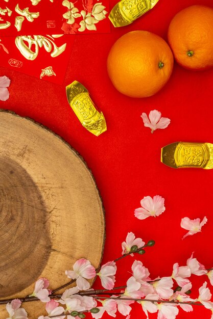 Maquette à plat pour les vacances Paquet rouge du nouvel an chinois et accessoires dorés fleurissent et fond de festival lunaire, signifie riche ou riche et bonheur.