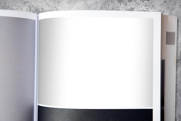 Une maquette png de page blanche d'un magazine