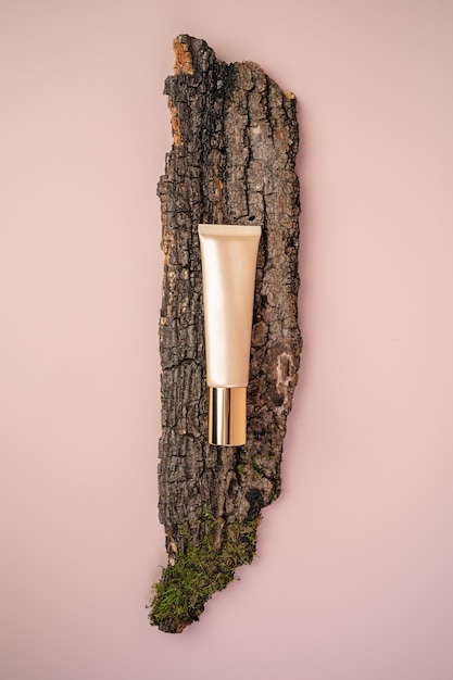 Maquette de pot de fond de teint se trouve sur un arbre Affiche de conception pour la crème de fond de teint de produit cosmétique