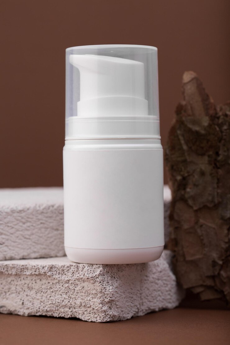 Maquette de produit cosmétique avec écorce d'arbre et podium en béton sur fond brun Conteneur pour cosm