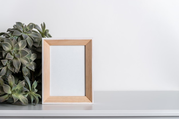 Maquette réalisée à partir d'un cadre photo dans un intérieur minimaliste scandinave avec des plantes grasses