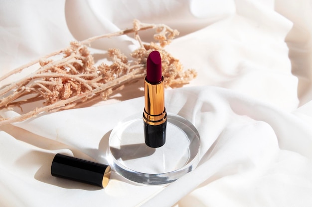 Maquette de rouge à lèvres rouge brillant contenant de tube cosmétique de maquillage de beauté emballage de marque de soins de santé du visage