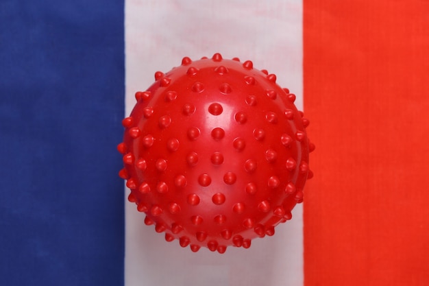 Maquette de souche de virus Covid-19 sur fond de drapeau de la France