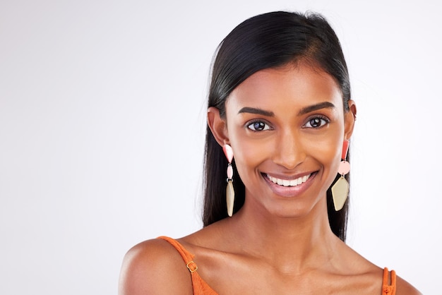 Photo maquette de studio de beauté et portrait d'une femme heureuse avec un maquillage esthétique, un soin naturel de la peau ou un espace publicitaire visage de bien-être cosmétique et sourire de la personne pour l'éclat du collagène sur fond blanc