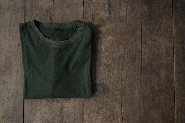 Maquette de t-shirt de l'armée verte sur fond de bois