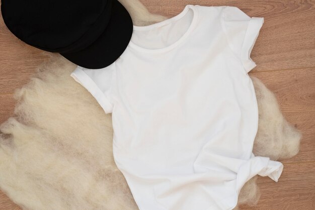 Photo maquette de t-shirt en coton blanc maquette de chemise pour femme maquette de vêtements en blanc maquette de modèle flat lay photo de stock