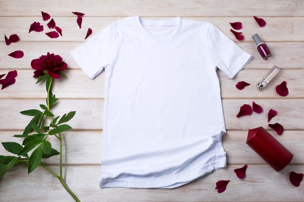 Maquette de t-shirt en coton blanc pour femme avec bougie rouge et pivoine bordeaux. Modèle de t-shirt de conception, maquette de présentation de tee-shirt