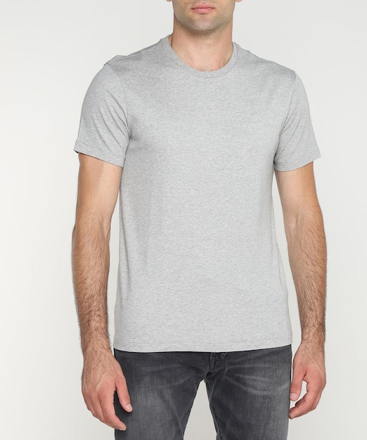 Maquette de T-shirt masculin sur le modèle