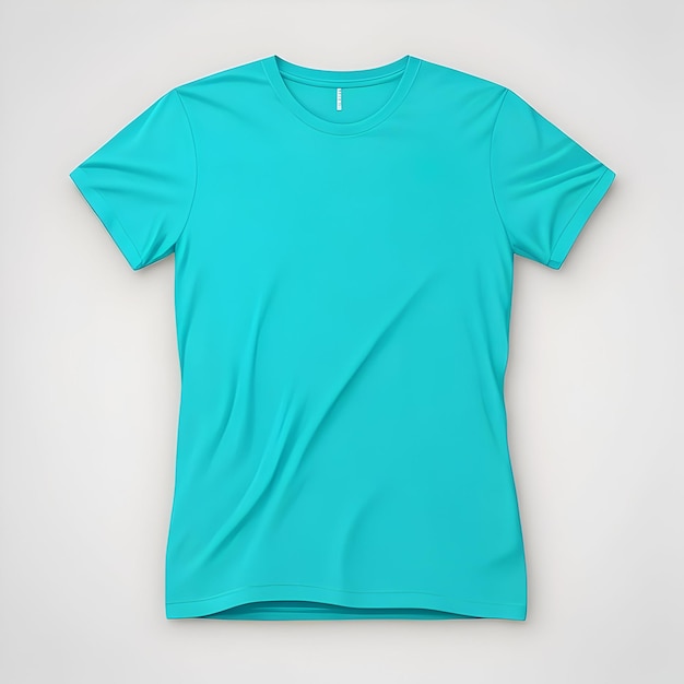 Une maquette de T-shirt turquoise isolée sur un fond blanc