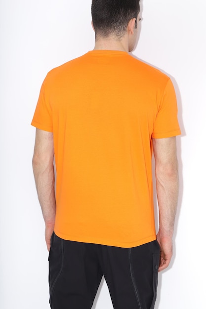 Maquette de t-shirts orange pour hommes