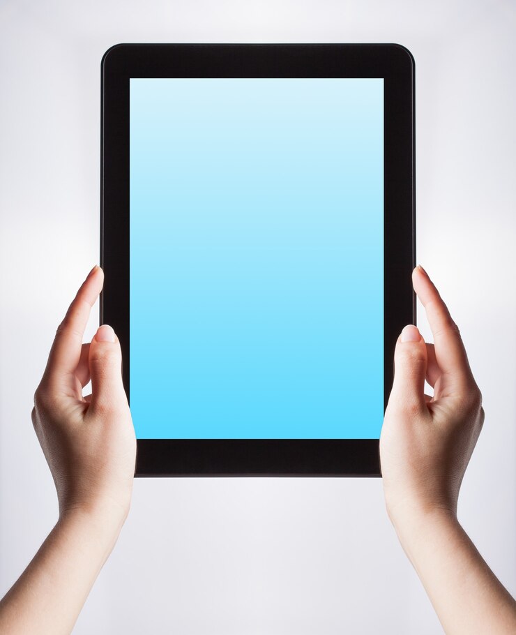 Photo maquette de tablette numérique dans les mains de la femme
