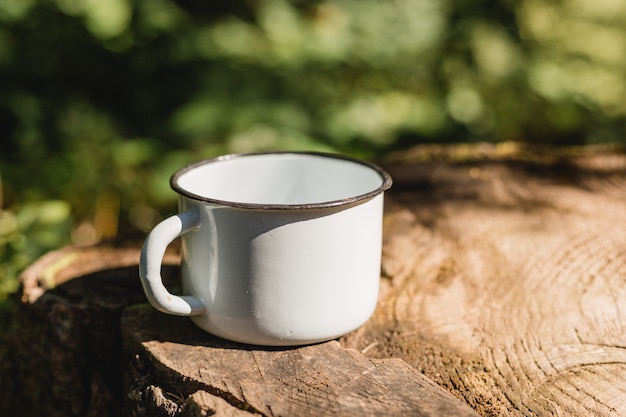 Maquette de tasse de café à la forêt de nature flou vert.