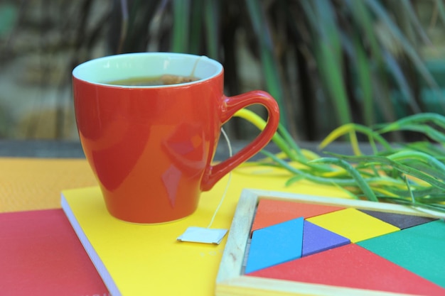 Maquette de tasse d'espace vide de thé rouge photo en plein air