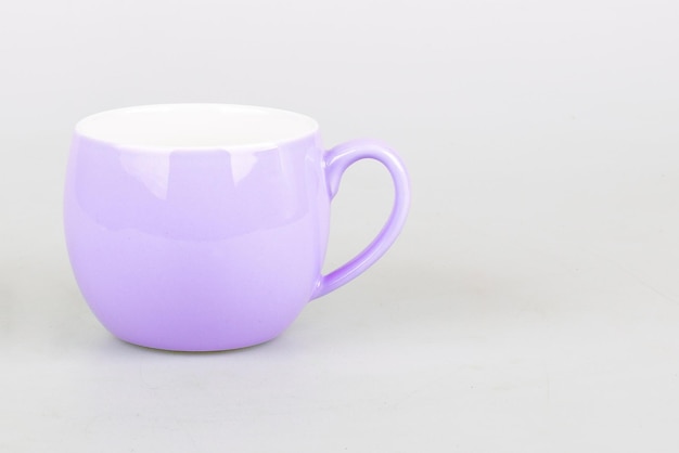 Maquette de tasse violette sur fond blanc