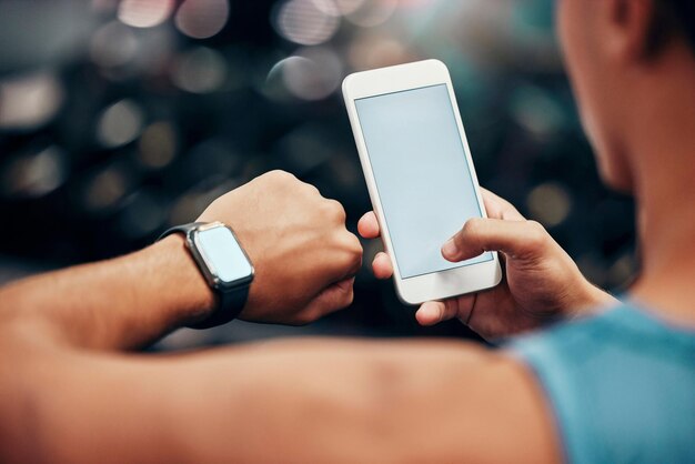 Maquette technique et femme avec smartwatch et téléphone reliant l'heure de l'application mobile et les données en ligne Marketing publicitaire et personne utilisant un smartphone et un bracelet numérique avec un écran vide vide