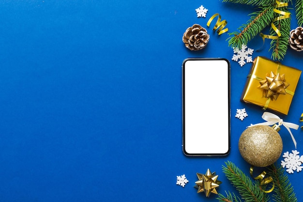 Maquette de téléphone numérique avec des décorations de Noël rustiques pour la vue de dessus de présentation de l'application avec un espace vide pour vous concevoir Concept de magasinage en ligne de Noël Tablette avec espace de copie sur fond coloré