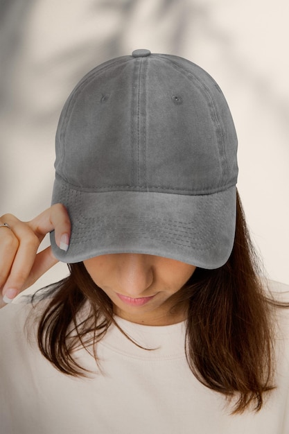 Une maquette transparente de casque PNG sur la tête d'une femme